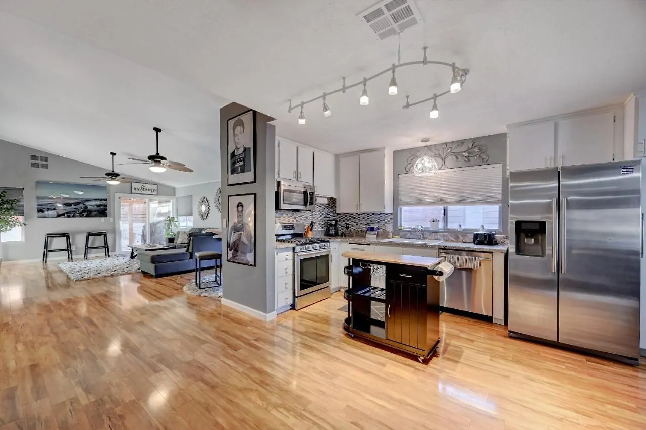 Desert Oasis Villa: Heated Pool Minutes from Vegas Strip Las Vegas Holiday home