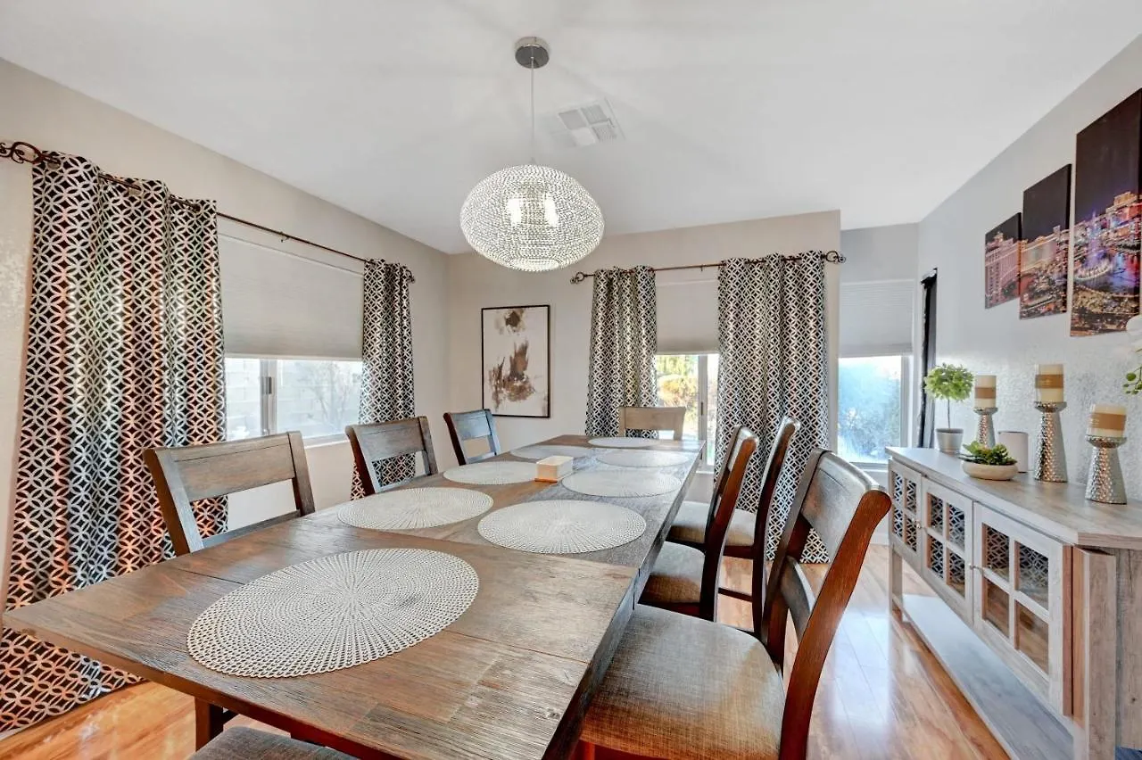 New! Fresh & Fun Heated Pool In Las Vegas, 4 Bedrooms, 1-Story, Minutes To The Las Vegas Strip, Full Kitchen
