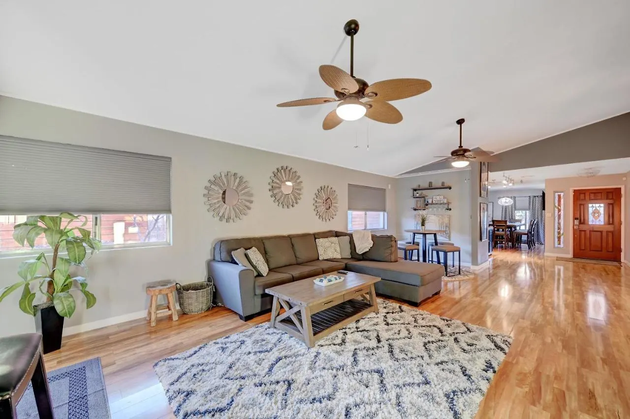 New! Fresh & Fun Heated Pool In Las Vegas, 4 Bedrooms, 1-Story, Minutes To The Las Vegas Strip, Full Kitchen